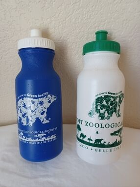 SET OF 2 Detroit Zoo Water Bottles Blue/White & White/Green Refillable Plastic
